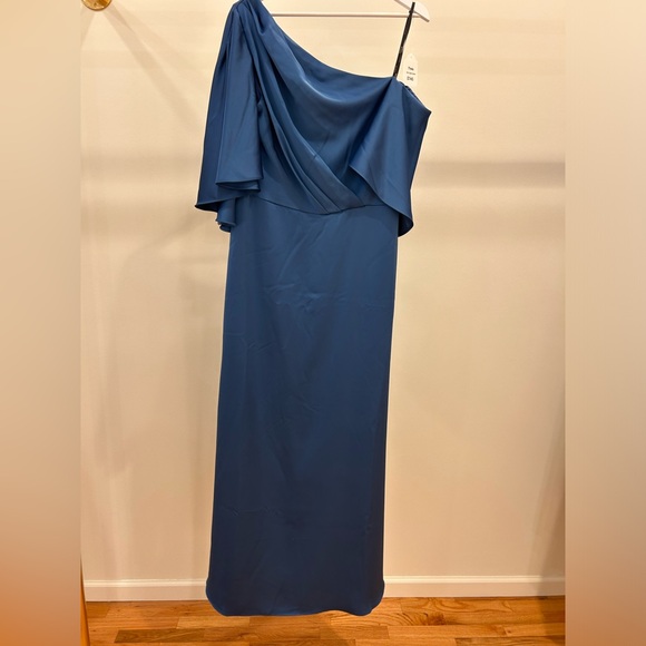 Theia - Kia Cape Gown - Picture 2 of 3